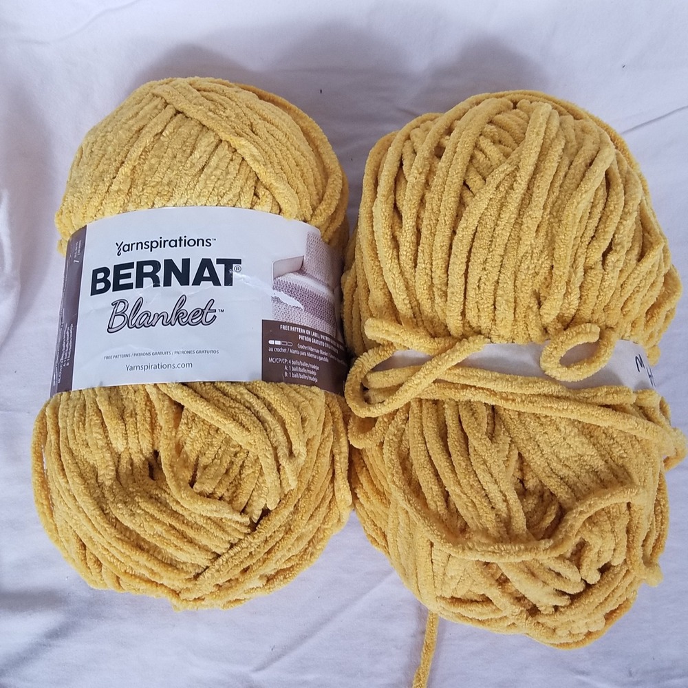 Bernat Blanket Yarn Gold 10.5oz 300g Super Bulky 6 Polyester 2 Skeins Excellent